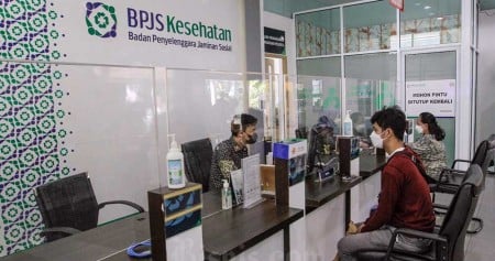 Karyawan melayani peserta di salah satu kantor cabang Badan Penyelenggara Jaminan Sosial (BPJS) Kesehatan di Jakarta, Selasa (12/7/2022). Bisnis/Fanny Kusumawardhani