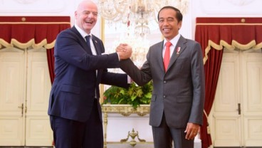 Jokowi Beri Bintang Jasa untuk Presiden FIFA di Hari Pahlawan