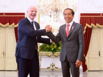 Jokowi Beri Bintang Jasa untuk Presiden FIFA di Hari Pahlawan