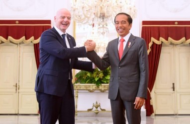 Jokowi Beri Bintang Jasa untuk Presiden FIFA di Hari Pahlawan