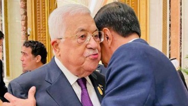 Momen Jokowi Peluk Presiden Palestina, Sampaikan Dukungan