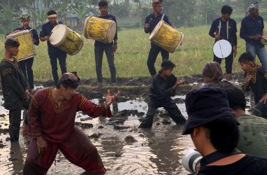 Melihat Aksi Aktor Dion Wiyoko dalam Silek Lanyah di Kubu Gadang Sumbar