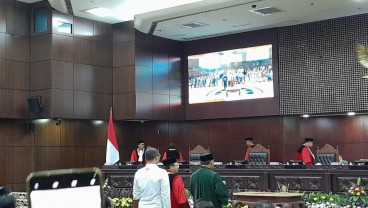 Tangis Suhartoyo dalam Pidato Pertama sebagai Ketua MK