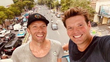 Momen Chris Martin Coldplay Jalan-jalan di Karet Tanah Abang