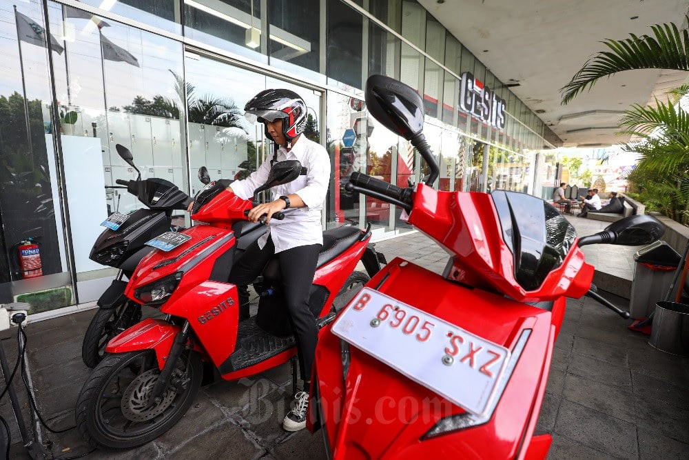 A visitor examines an electric motorbike at Gesits motorbike gallery, Jakarta, Wednesday (30/8/2023). Photo/JIBI-Abdurachman