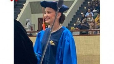 Enzy Storia Akhirnya Lulus Sarjana, Ada Momen Lucu Saat Wisuda