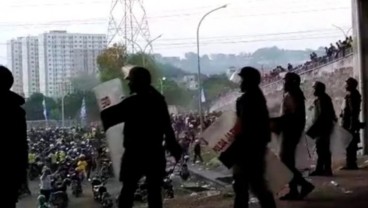 Polisi Sengaja Tembak Gas Air Mata di Stadion Gresik karena Penonton Beringas