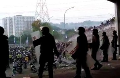 Polisi Sengaja Tembak Gas Air Mata di Stadion Gresik karena Penonton Beringas