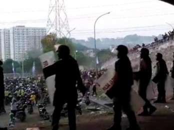 Polisi Sengaja Tembak Gas Air Mata di Stadion Gresik karena Penonton Beringas