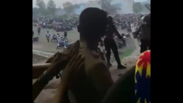 Viral Suporter Mohon ke Polisi untuk Tak Tembakkan Gas Air Mata di Stadion Gresik