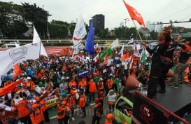 Demo Buruh di Balai Kota DKI Jakarta, Tuntut Kenaikan UMP 2024