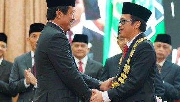 Ekonom Efa Yonnedi Resmi Dilantik Jadi Rektor Unand