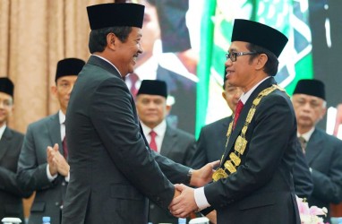 Ekonom Efa Yonnedi Resmi Dilantik Jadi Rektor Unand