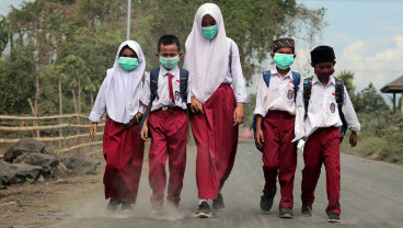 Pembagian Masker Kepada Warga Yang Terdampak Hujan Abu Vulkanik Gunung Dukono di Maluku Utara