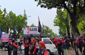 Buruh Demo di Balai Kota DKI, Tuntut UMP 2024 Naik Jadi Rp5,6 Juta