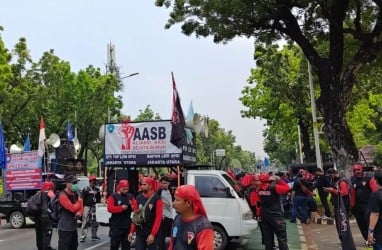 Buruh Demo di Balai Kota DKI, Tuntut UMP 2024 Naik Jadi Rp5,6 Juta