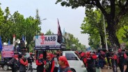 Buruh Demo di Balai Kota DKI, Tuntut UMP 2024 Naik Jadi Rp5,6 Juta