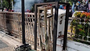 Ricuh, Demo Buruh Soal UMP DKI Jakarta 2024 Dibubarkan