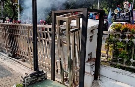 Ricuh, Demo Buruh Soal UMP DKI Jakarta 2024 Dibubarkan