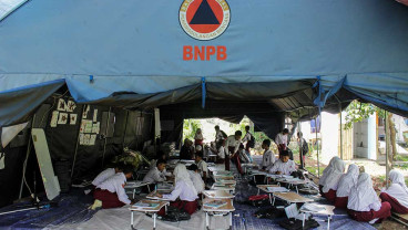Siswa di Cianjur Masih Belajar di Tenda Darurat