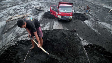 Gunung Dukono Berstatus Waspada, Penambang Pasir di Jalur Lahar Diminta Selalu Waspada