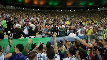 Ricuh Suporter Sempat Tunda Laga, Argentina Pesta di Kandang Brasil