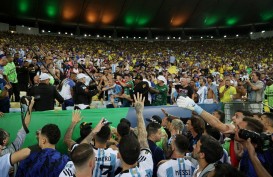Ricuh Suporter Sempat Tunda Laga, Argentina Pesta di Kandang Brasil