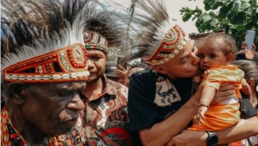 Jokowi dan Ganjar Kompak Berbagi Momen di Papua