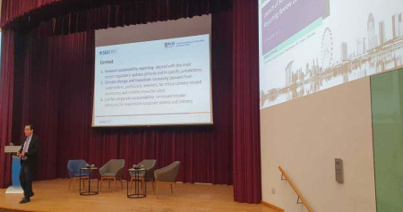 Director Centre for Governance and Sustainability NUS Business School Lawrence Loh saat memaparkan Sustainability Reporting Review 2023 di Kampus NUS Business School, Singapura, Kamis (23/11/2023). Bisnis/Jaffry Prabu Prakoso