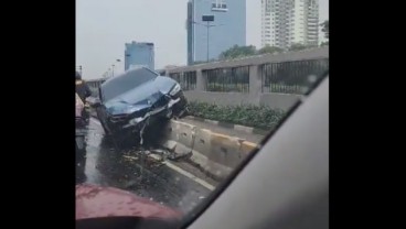 Mobil BMW Tabrak Separator Busway di Depan Gedung DPR