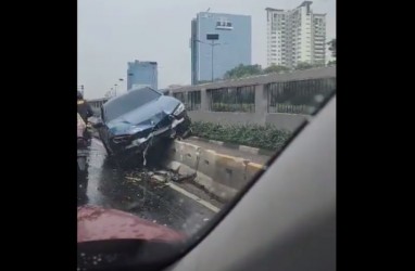 Mobil BMW Tabrak Separator Busway di Depan Gedung DPR