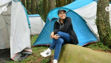 Momen Sri Mulyani Berkemah dan Berpuisi di Bukit Sentul saat Weekend