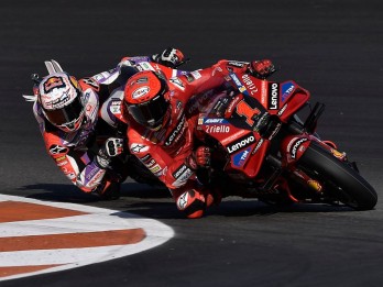 Hasil MotoGP Valencia 2023: Bagnaia Juara, Di Giannantonio Kedua, Martin Crash