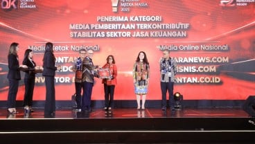 OJK Beri Lima Penghargaan kepada Bisnis Indonesia Group