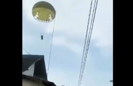 Detik-detik Penerjun TNI AU Mendarat di Atap Rumah Warga Blitar