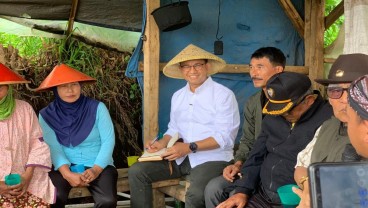 Blusukan ke Sawah, Anies Dengarkan Curhatan Petani Bandung Soal Lahan hingga KUR