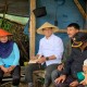 Blusukan ke Sawah, Anies Dengarkan Curhatan Petani Bandung Soal Lahan hingga KUR