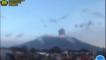 Video Penampakan Gunung Marapi Meletus, Timbulkan Hujan Abu