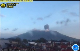 Video Penampakan Gunung Marapi Meletus, Timbulkan Hujan Abu