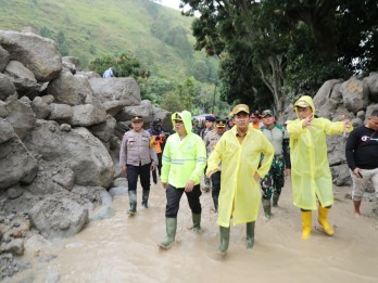 Tinjau Korban Banjir Bandang Humbahas, Semua Perlu Siaga