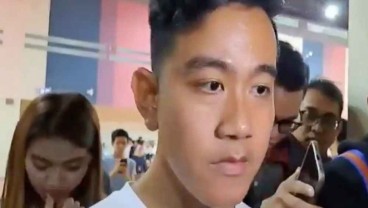 Ekspresi Tertunduk Selvi Ananda saat Gibran Klarifikasi Salah Sebut Asam Folat Jadi Asam Sulfat