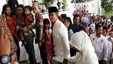 Sweet, Momen Anies Gandeng Fery Farhati Saat Ufuk Terbenam di Banjarmasin