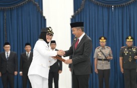 Bey Machmudin Lantik Eti Herawati Jadi Wali Kota Cirebon