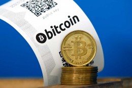 Harga Bitcoin Melesat Tembus US$44.000, Ini Penyebabnya