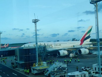 Pesawat Emirates Dihantam Turbulensi Parah hingga Atap Retak, 14 Terluka