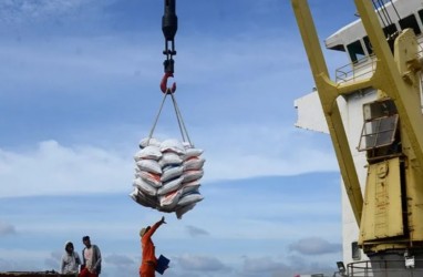 Amankan Stok Pangan, 4.700 Ton Beras Impor Asal Thailand Tiba di RI