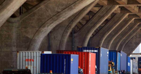 Truk pengangkut peti kemas melintasi kawasan Pelabuhan Tanjung Priok, di Jakarta, Kamis (3/8)./JIBI-Nurul Hidayat