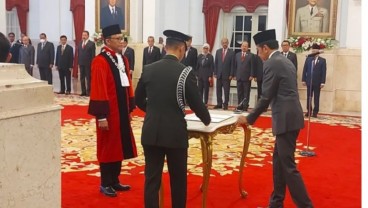 Jokowi Lantik Ridwan Mansyur sebagai Hakim Mahkamah Konstitusi