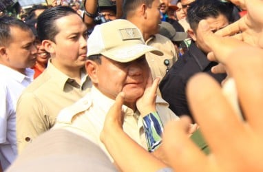 Kunjungi Korban Erupsi Gunung Marapi di Agam, Pipi Prabowo Dipegang Ibu-ibu