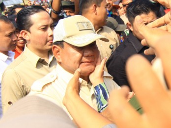 Kunjungi Korban Erupsi Gunung Marapi di Agam, Pipi Prabowo Dipegang Ibu-ibu